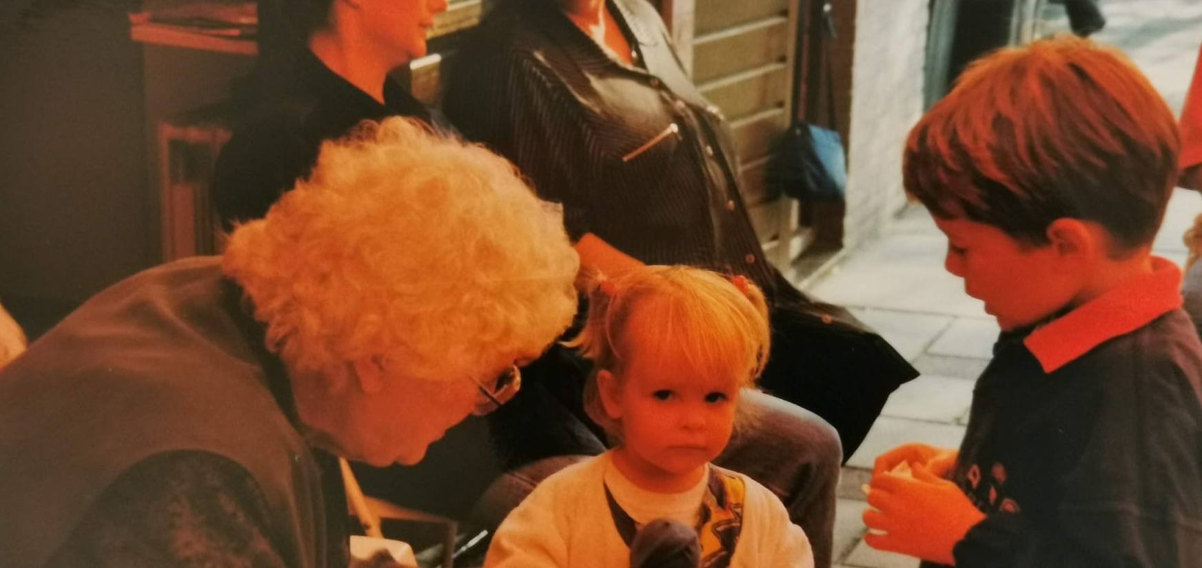 Oma Overbeek met de kleinkinderen tijdens de familiedag