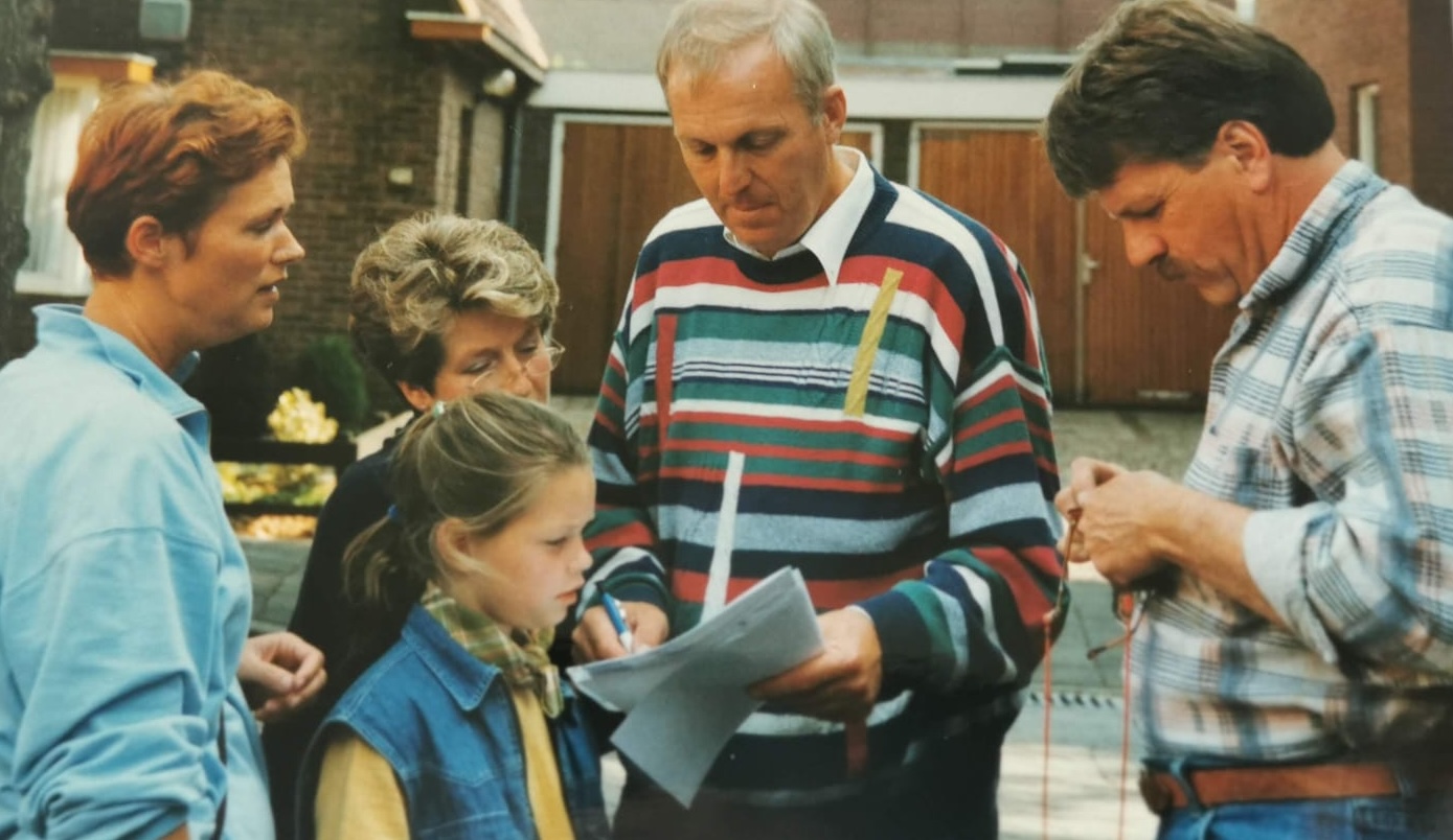 Familieleden overleggen samen over een puzzelopdracht